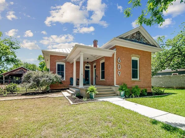 609 W Austin St, Fredericksburg, TX 78624
