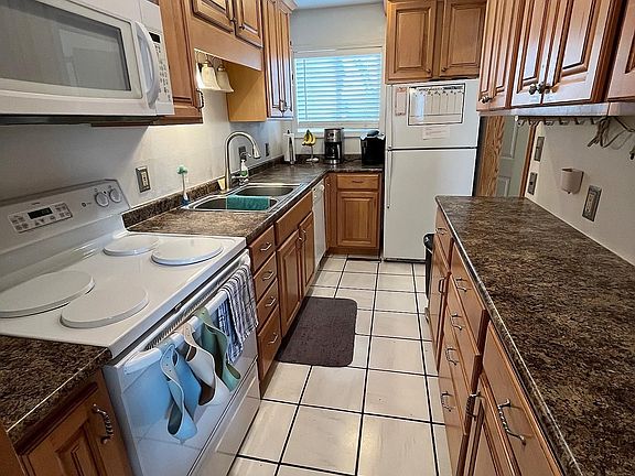 3rd image of 1005 E 15th St APT 3