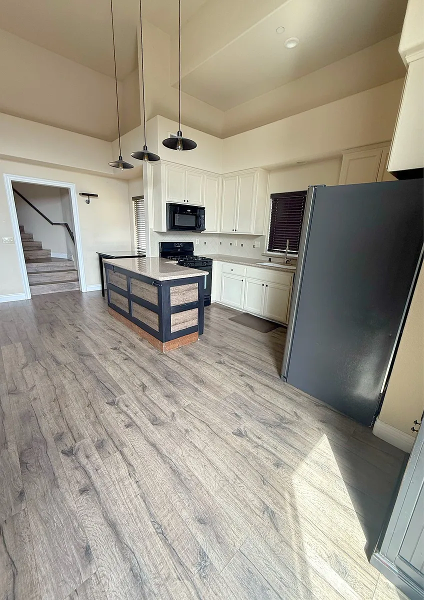 Building Photo - 482 Rockview St