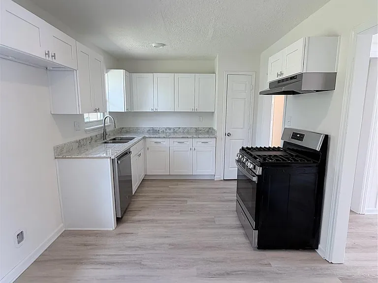 404 Elaine St — Photo 17