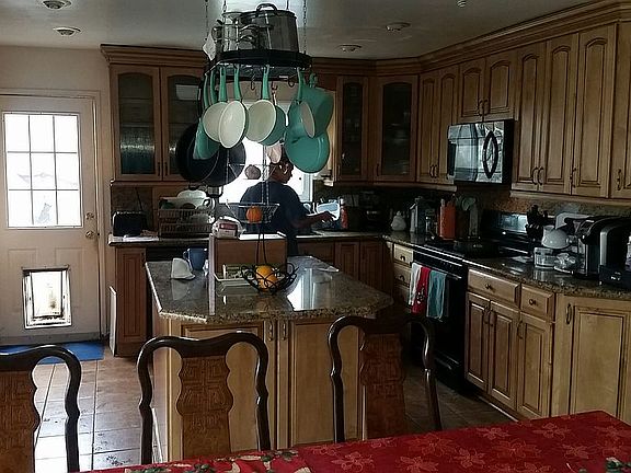 3rd image of 825 Bartolo Ave