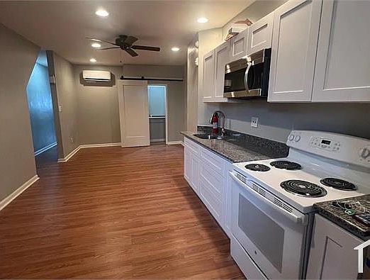 2nd image of 5526 Lansdowne Ave APT 1
