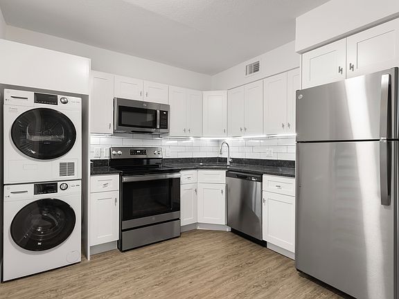 Granite Countertop and Undercabinet Lighting