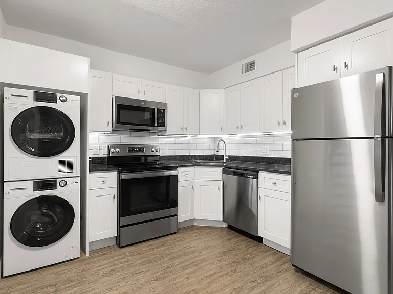 Granite Countertop and Undercabinet Lighting