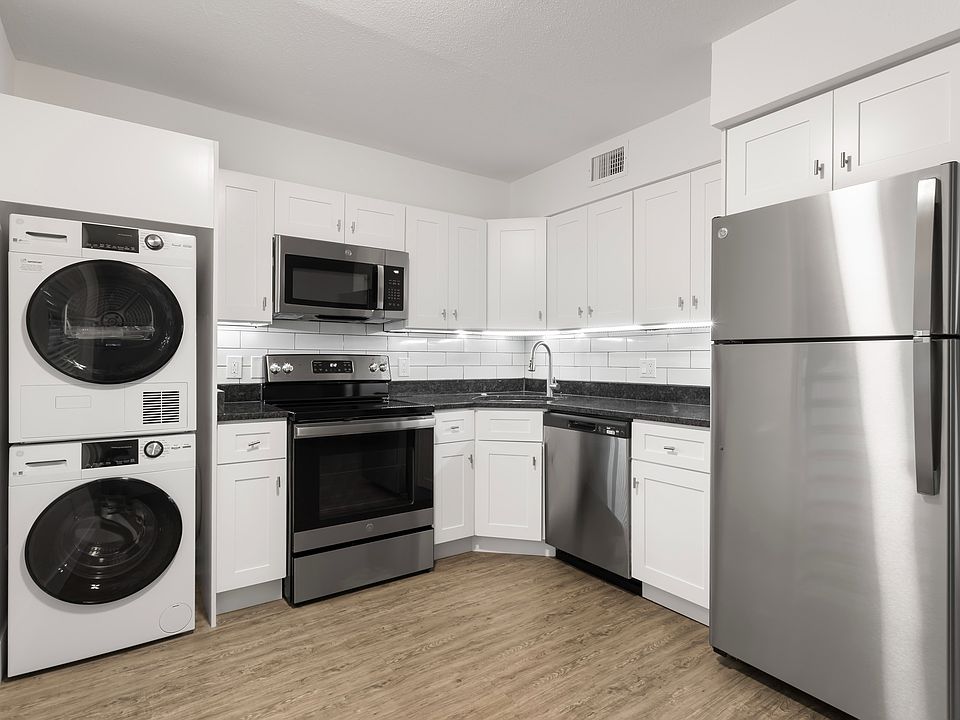 Granite Countertop and Undercabinet Lighting