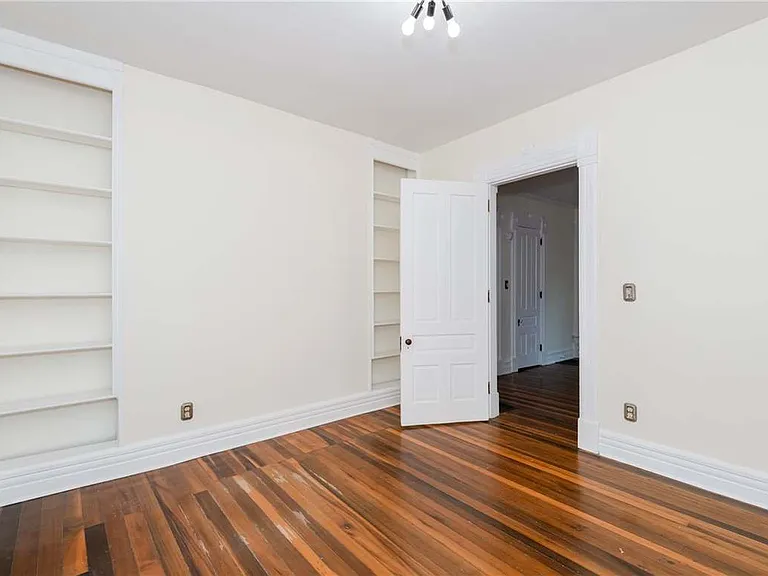 320 Park Dr — Photo 3