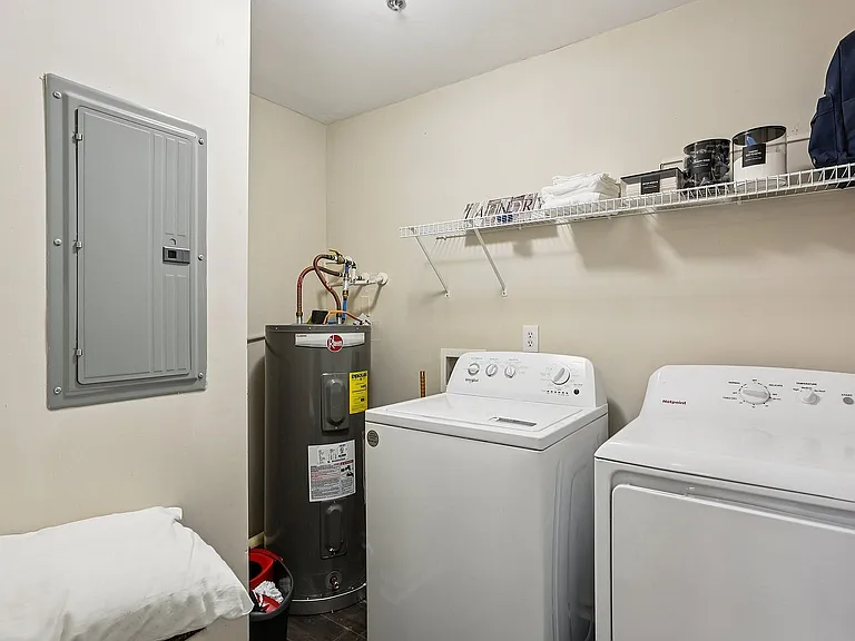 28-web-or-mls-University Ave-S2210-028