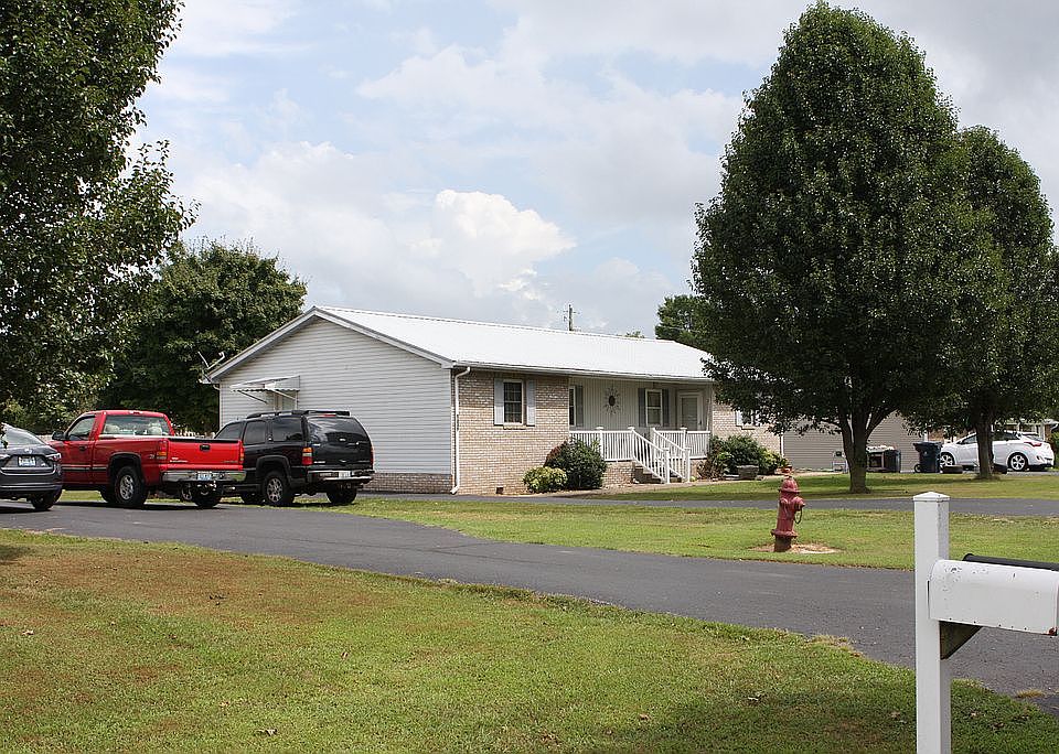 2nd image of 124 Valley Dr
