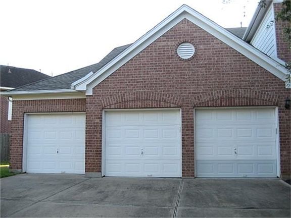4th image of 2831 Five Oaks Dr