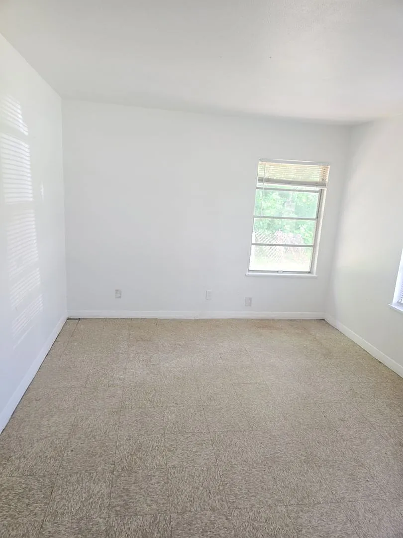 980-982 Oakland Street — Photo 3