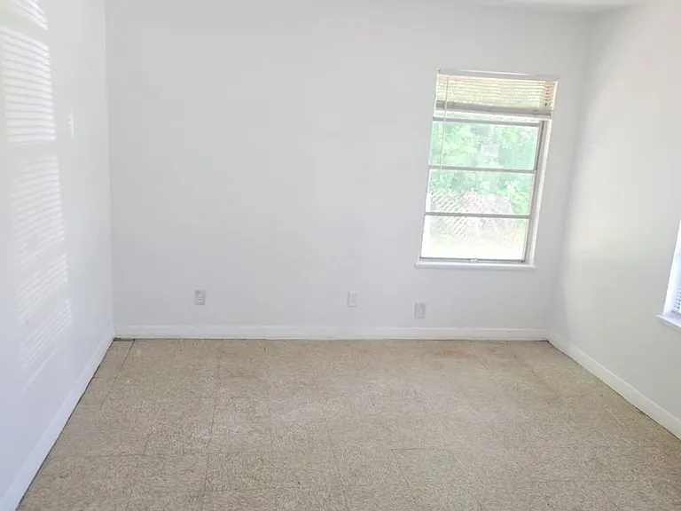 980-982 Oakland Street — Photo 3
