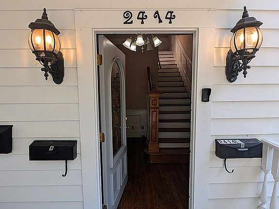 private entrance apt B