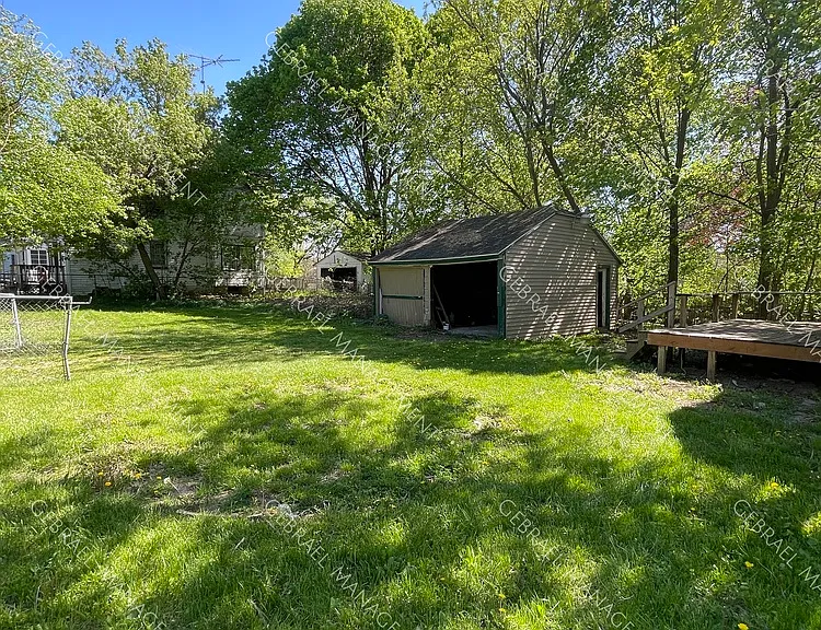 916 Perry St — Photo 4
