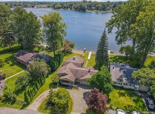 1366 Elmhurst Dr, Howell, MI 48843