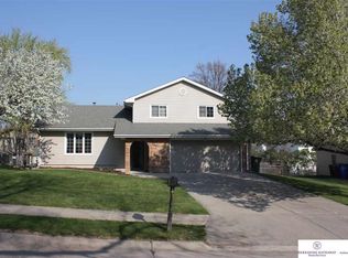 906 Cody Cir, Papillion, NE 68046
