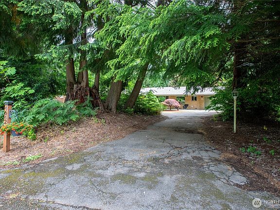 3rd image of 4642 Claridge Drive SE
