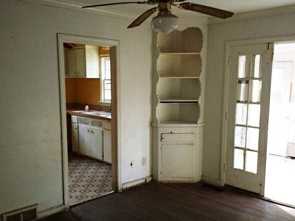 3rd image of 3020 Custer Ave