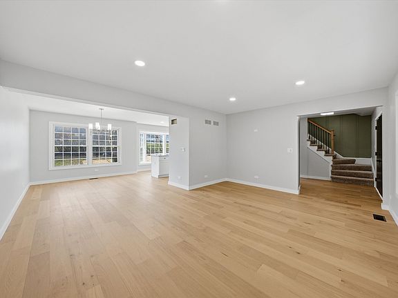 5th image of 6S656 Avon Ct
