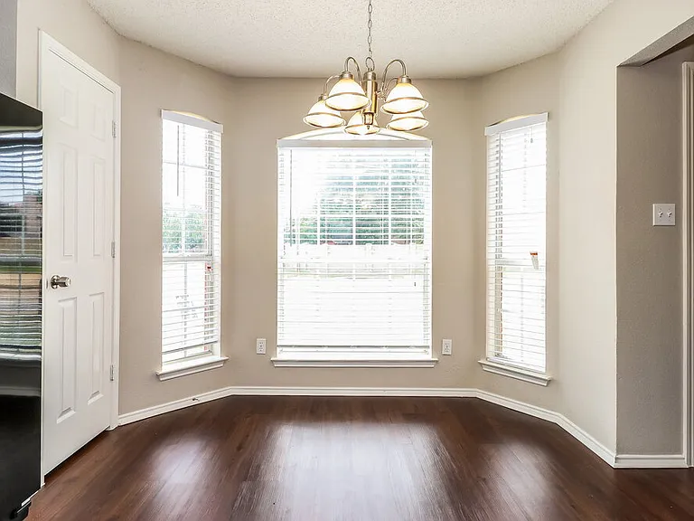 2844 Claremont Dr — Photo 5