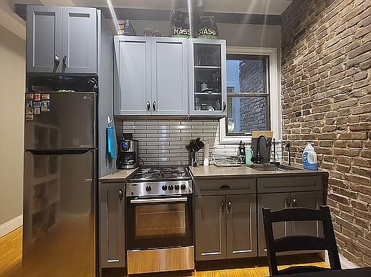 4th image of 1131 Putnam Ave #3B