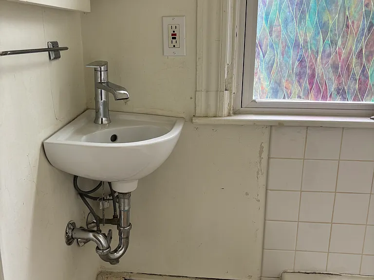Bathroom sink / tub on right side