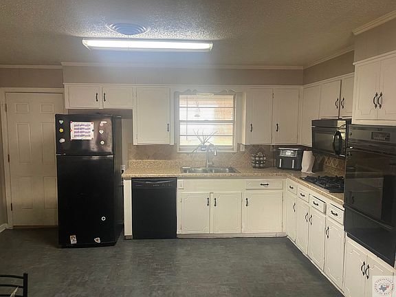 3rd image of 8 N Pinewood Dr