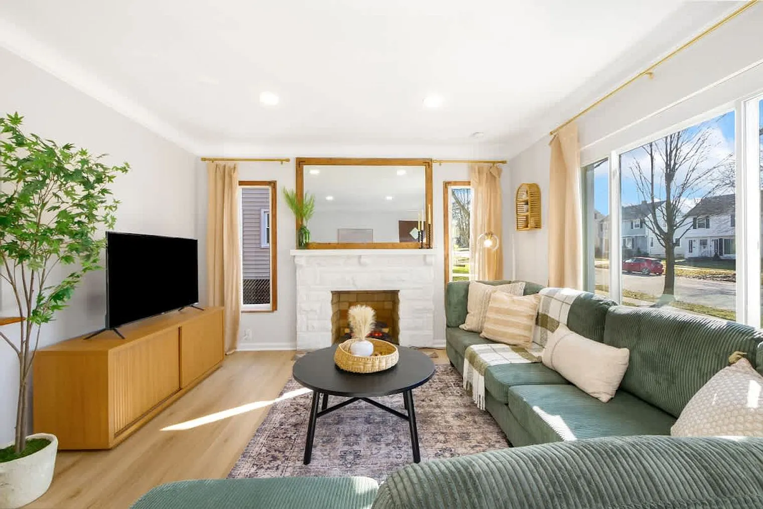 3 bed, 1.0 bath, 10763 sqft, $3,378 — Photo 2
