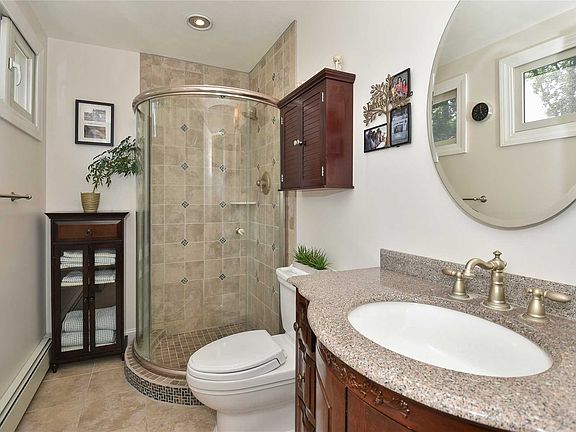 4th image of 18 Green Knoll Ct