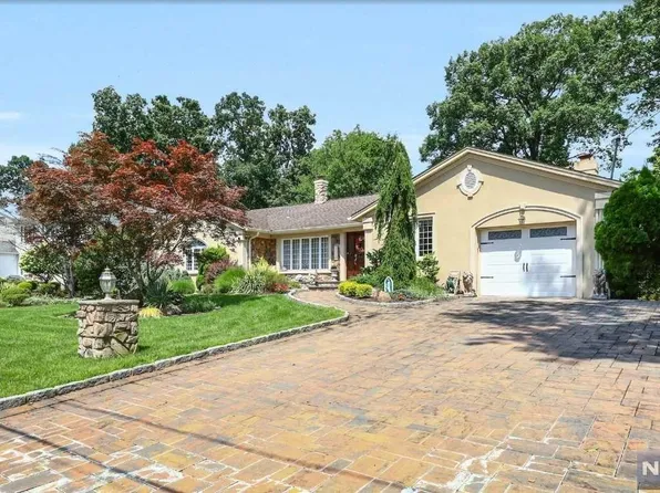 34 Chandler Dr, Wayne, NJ 07470