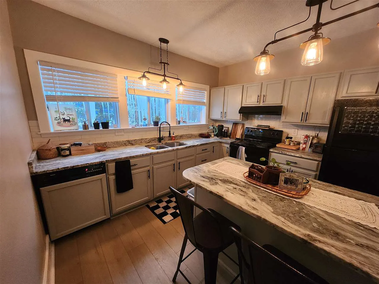 2 bed, 1.0 bath, 800 sqft, $1,900 — Photo 4