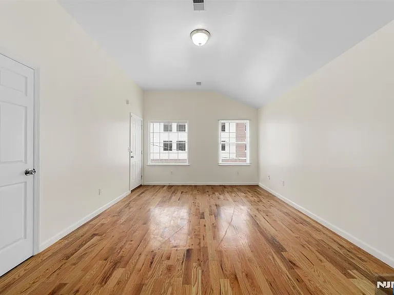 45 Orient Ave — Photo 4