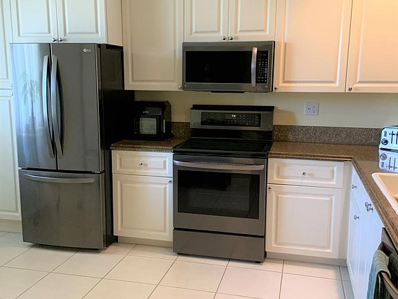 5th image of 8 Harbour Isle Dr E Unit 306
