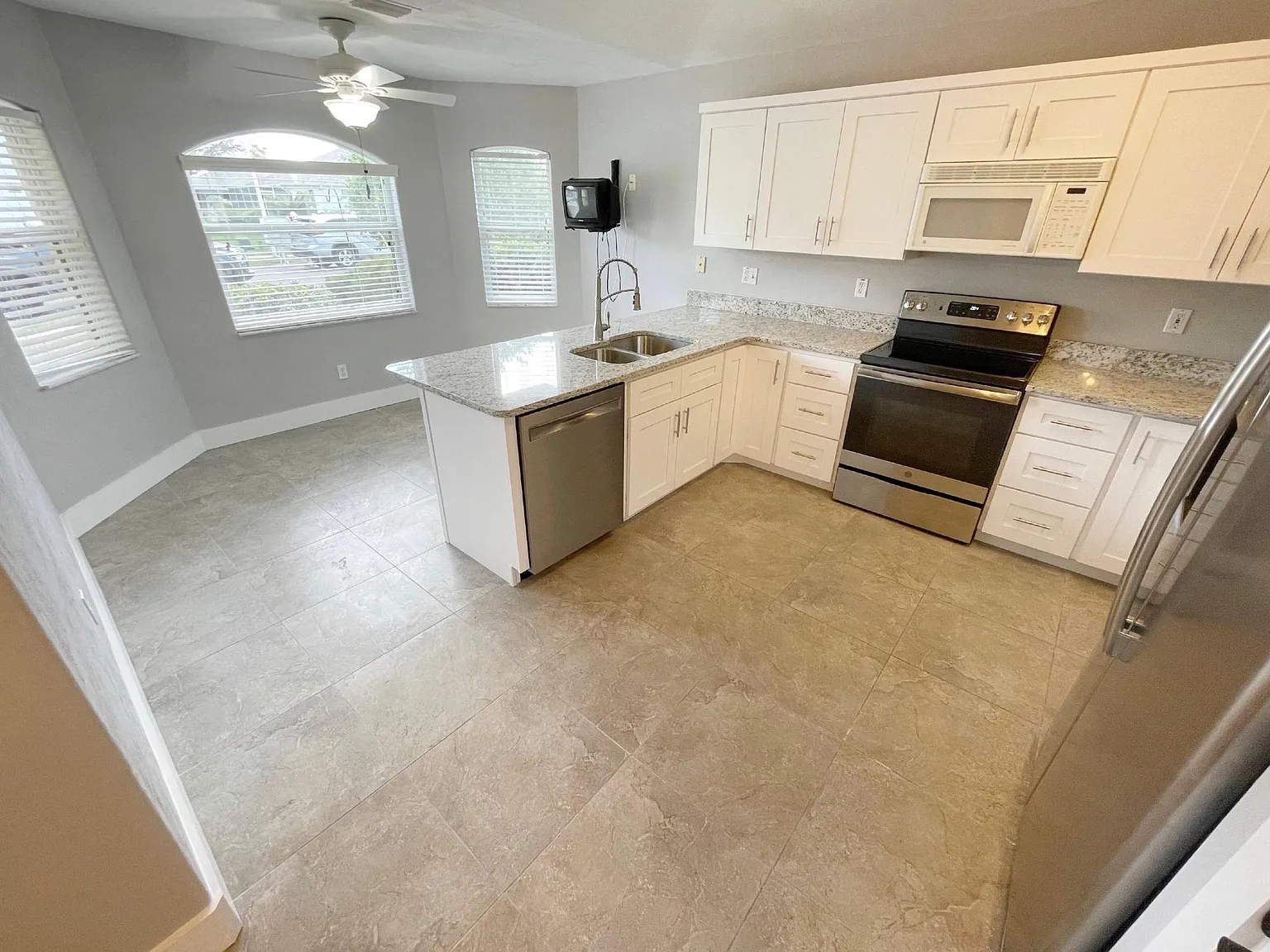 664 Wellesley Ct — Photo 4