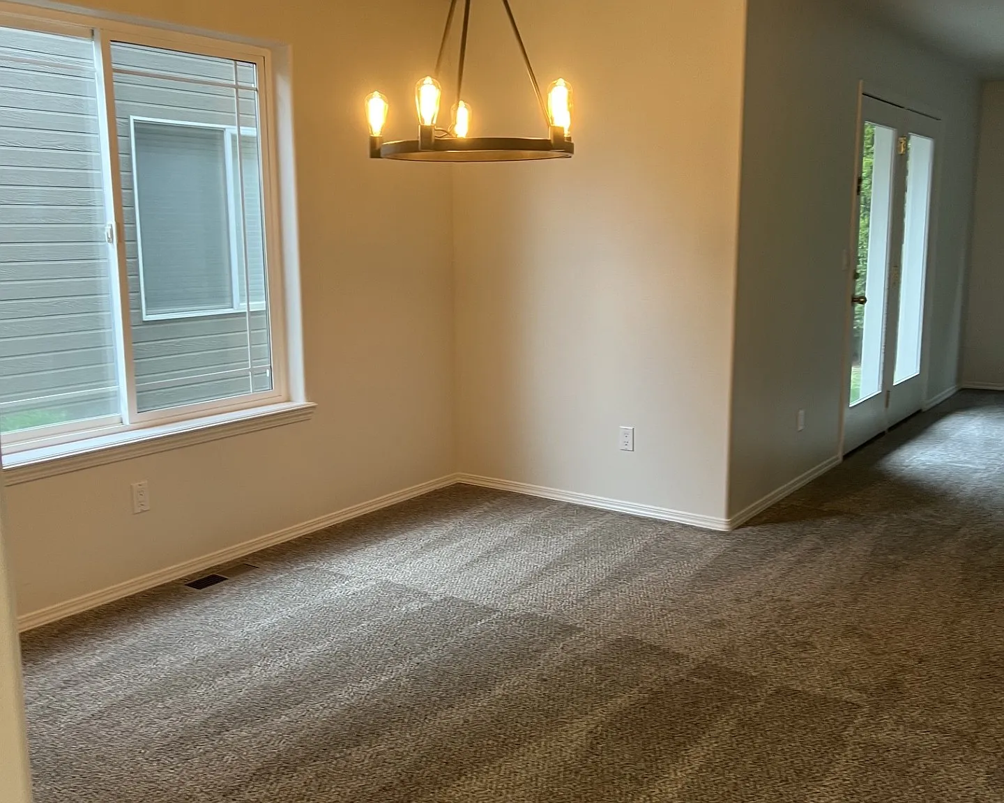 3 bed, 2.5 bath, 1600 sqft, $1,700 — Photo 2