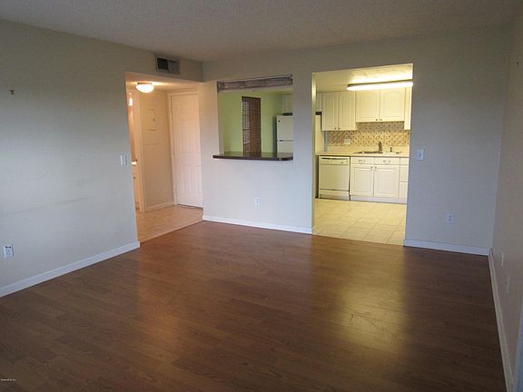 4th image of 8247 Fairways Cir #204