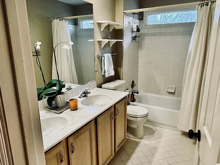 Full bathroom #1