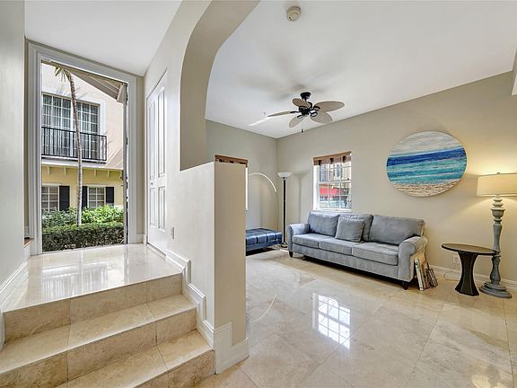 4th image of 150 NE 6th Avenue #I