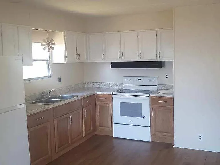 644 N Broadway — Photo 2