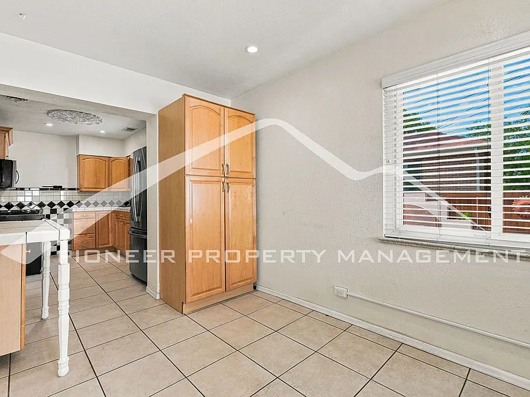 4215 W Byron Pl — Photo 9
