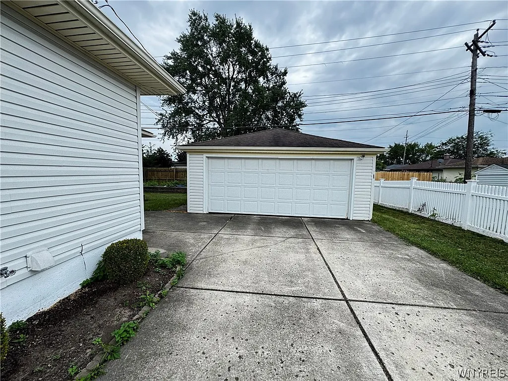 3 bed, 2.0 bath, 1155 sqft, $2,500 — Photo 2