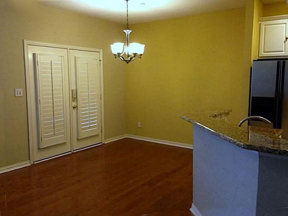 2nd image of 905 Avondale Ln