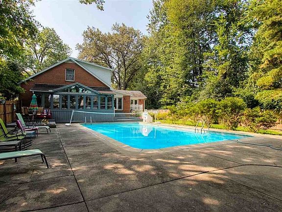 3rd image of 7224 Woodford Ct