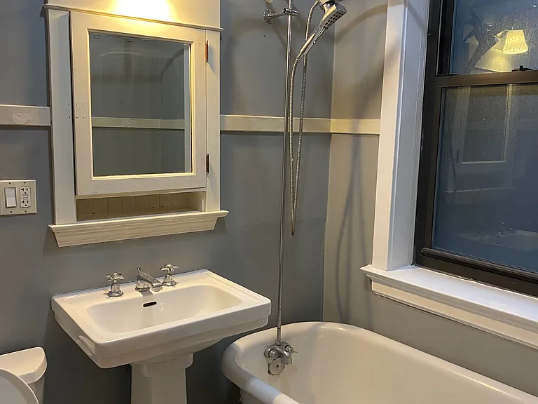 1513 W Winnemac Ave #2E — Photo 8