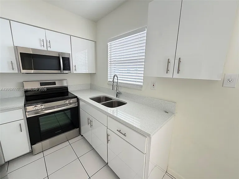 2352 NE 9th St #B — Photo 8