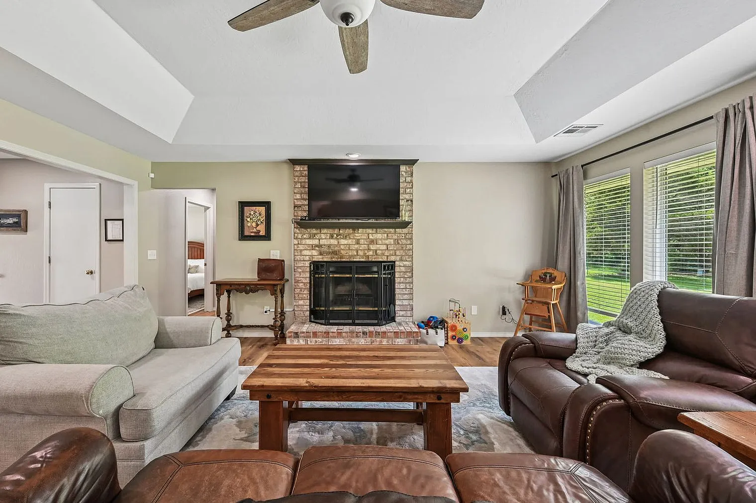 3 bed, 2.0 bath, 1948 sqft, $4,641 — Photo 3