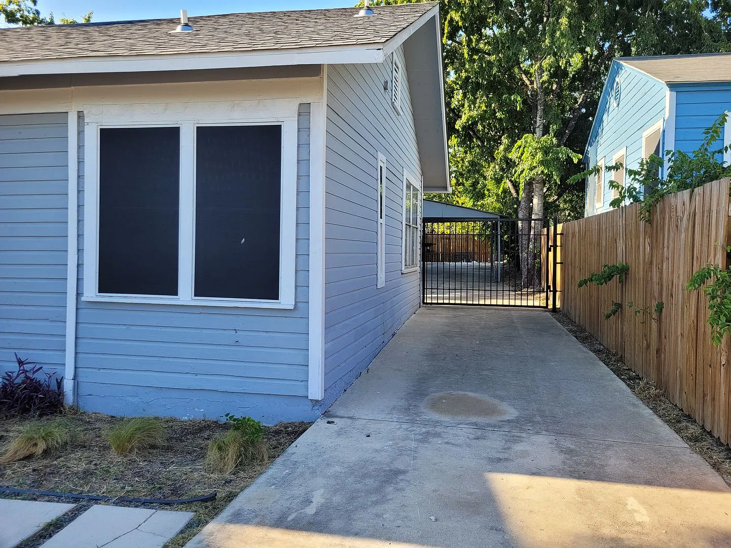 Charming 3-Bedroom Home with Spacious Backyard & Large Carport in Denver Heights! — Photo 2