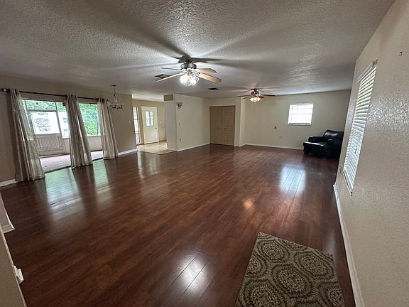 OPEN LIVINGROOM & DINNING ROOM