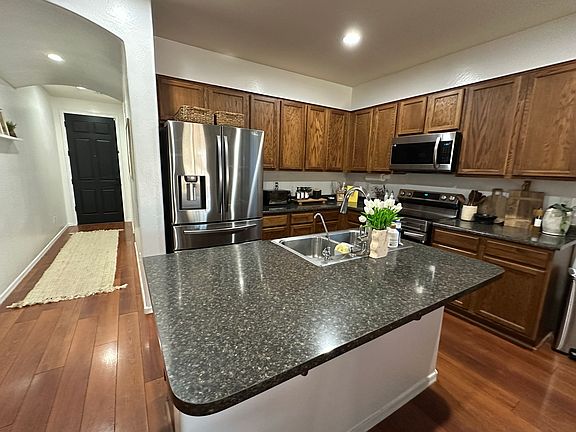 5th image of 2665 E Clifton Ave