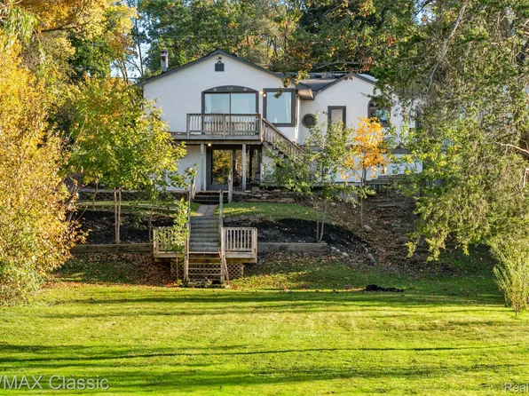 1726 W Oakley Park Rd, Commerce Township, MI 48390
