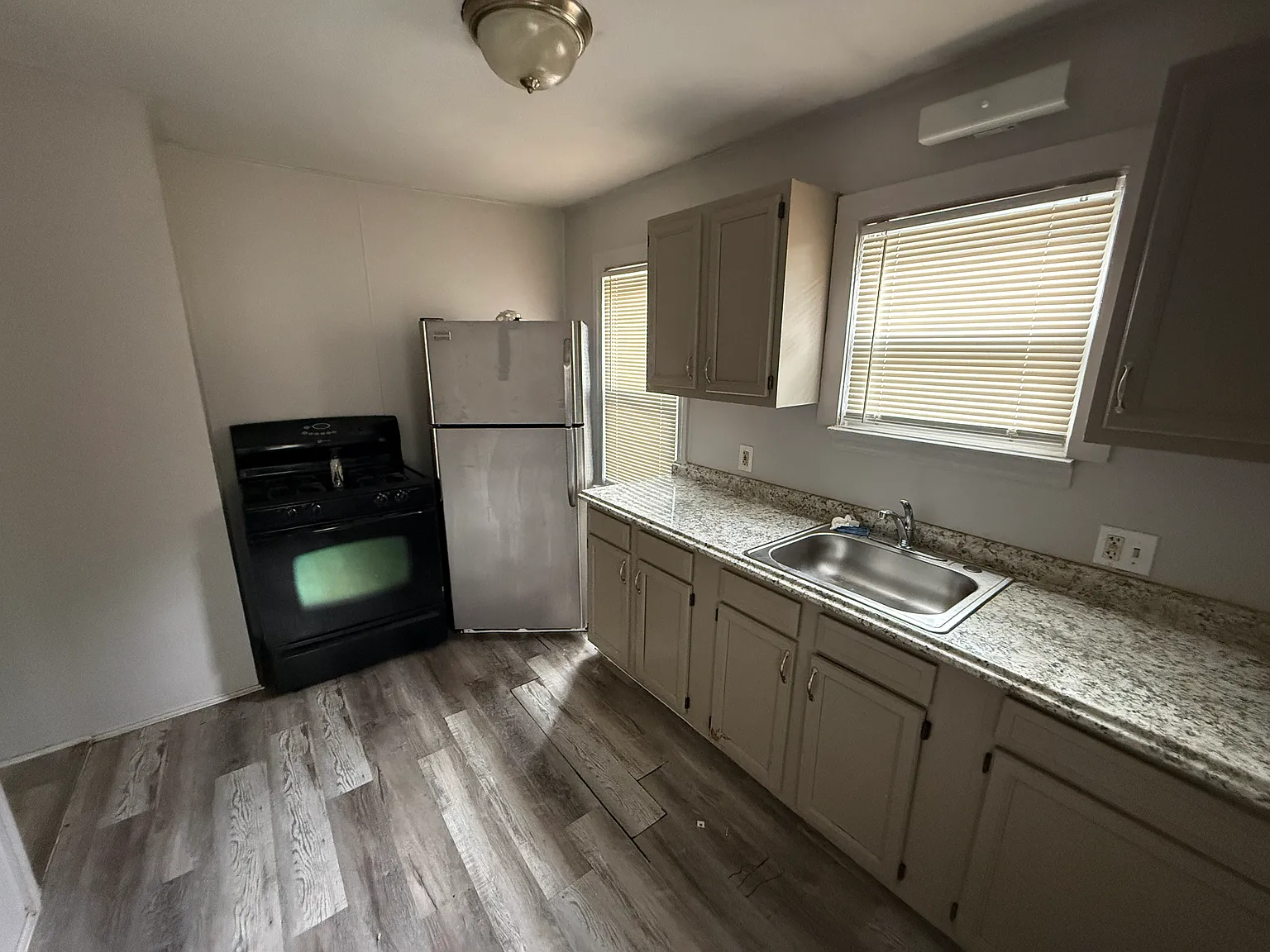 2 bed, 700 sqft, $1,100 — Photo 2